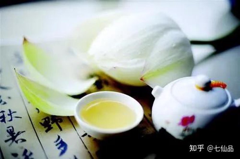 在繁忙的都市生活中，人们常常会寻找一种静谧的方式来放松心情。品茶，作为一种古老的文化仪式，正逐渐成为现代人缓解压力、享受生活的重要方式。那么，到底什么是品茶呢？