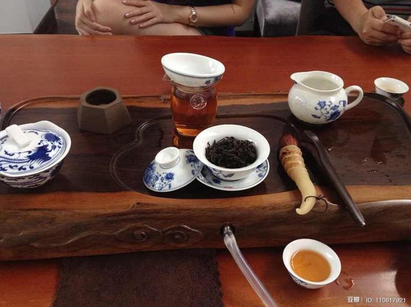 品茶，不仅仅是品尝茶叶的味道，更是一门艺术，一种生活态度。今天的故事，就让我们一起走进品茶的世界。